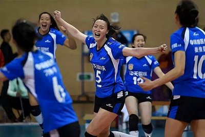 ​女排最美队长惠若琪，退役后结婚生子，北大博士老公还没她高
