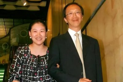 ​43岁伏明霞近况：与70岁富豪老公很恩爱，坦言：自己是嫁给爱情