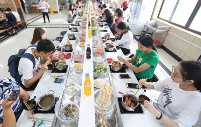 ​人均低至 30 元，年轻人排队吃，一批旋转小火锅在全国“翻红”