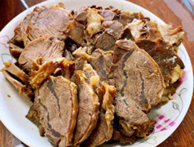 ​酱牛肉怎么做？大厨教你正确做法，牛肉软烂入味，酱香味十足