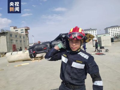​女孩等了 7 年，终于送出了这面“ YYDS ”锦旗