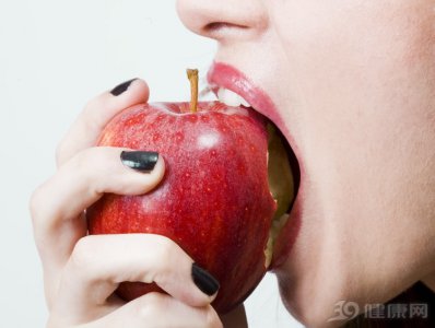 ​每天吃苹果的好处有哪些（每天坚持吃一个苹果，慢慢身体会产生4个“变化”，
