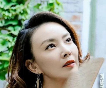 ​她曾是央视主持，因性格和张嘉译离婚，二婚嫁富豪