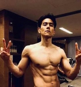 ​彭于晏一身肌肉 , 连男士都羡慕 , 近日他瘦到脊椎骨凸起