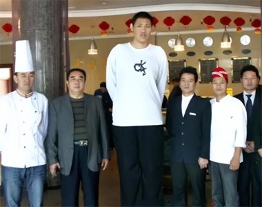 ​赵亮个人资料（“亚洲第一巨人”退役后生活：身高2米46难觅佳人，报名相亲节