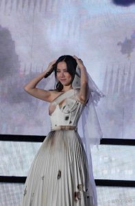 ​邓紫棋演唱会翻车！婚纱设计如走光，槽点太多一言难尽！