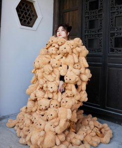 ​当 35 岁毛晓彤和 33 岁蔡文静站一起，我才彻底明白，美人在骨不在皮