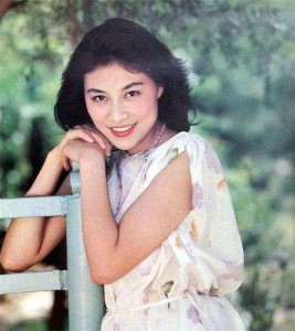 ​演员岳红的个人资料：24岁获封影后，产后5个月被离婚，中年患癌后与女儿和解