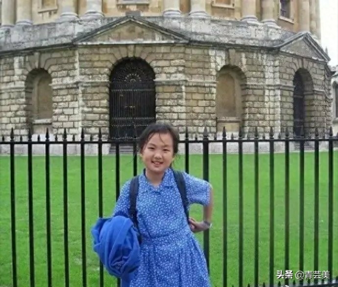 华为任正非小女儿姚安娜火了，一袭黑色高叉礼服颠倒众生，真美！