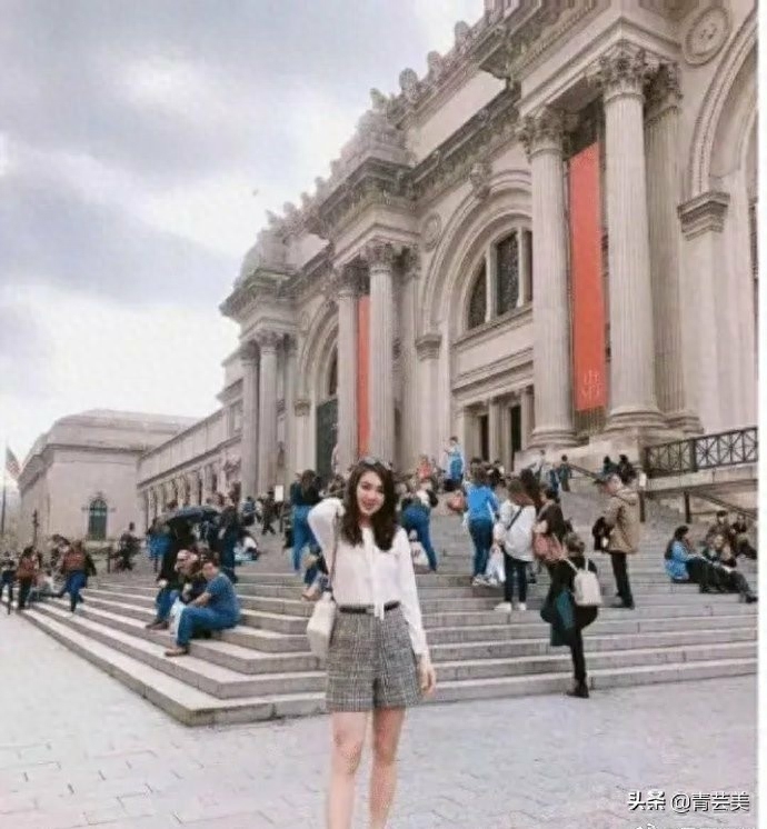 华为任正非小女儿姚安娜火了，一袭黑色高叉礼服颠倒众生，真美！