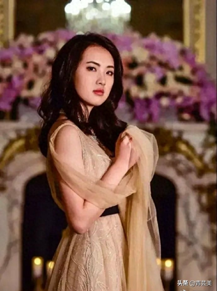 华为任正非小女儿姚安娜火了，一袭黑色高叉礼服颠倒众生，真美！