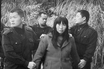 实拍被拐卖致残的孩子，人贩子被抓时，真叫大快人心！
