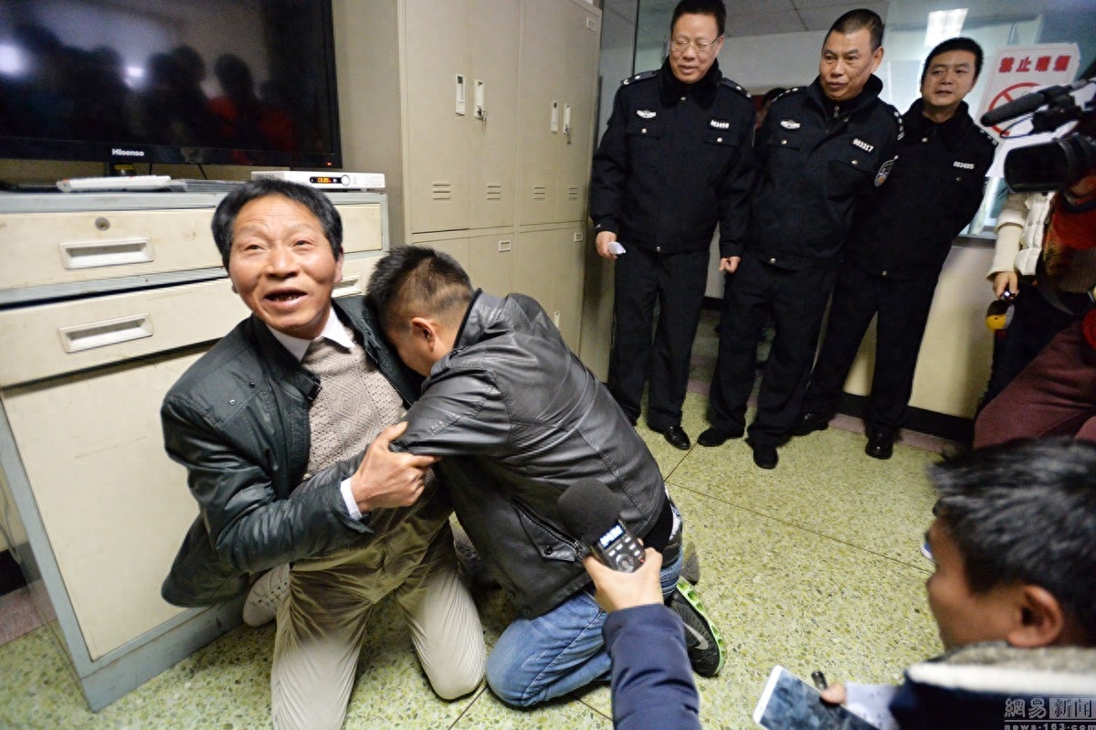 实拍被拐卖致残的孩子，人贩子被抓时，真叫大快人心！