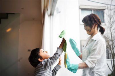 ​窗户玻璃越擦越脏？学会这4步正确擦窗步骤，窗户擦得干净透亮