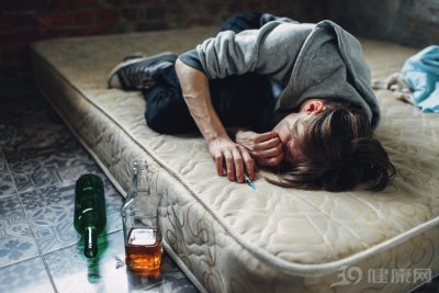 ​喝什么能解酒有效（解酒靠浓茶、蜂蜜？医生：不，最好的解酒药是“水”）