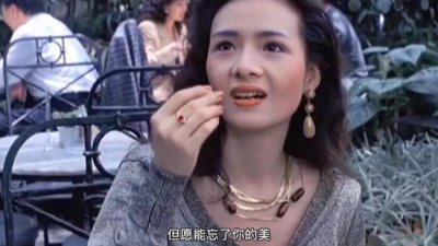 ​57岁叶子媚罕见出席酒会 衣品被吐槽疑整容失败