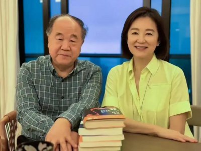 ​林青霞与莫言首次同框，豪宅聚会吃饺子互赠字画