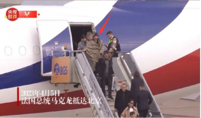 ​巩俐的国际地位为什么那么高？(和总统夫人手挽手，坐总统专机回国)