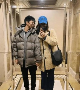 ​白百何晒儿子元宝近照 母子俩牵手自拍气氛温馨