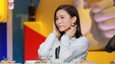 ​48岁视后佘诗曼现身深圳山姆超市惹围观，安保阵容强大