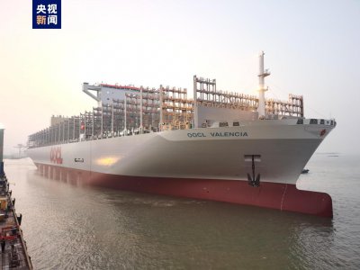 ​新年首艘！全球最大级集装箱船出海试航：总长399.99米，满载后可达22层普通住