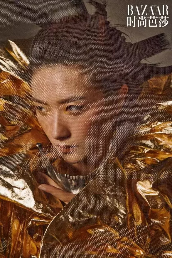 万茜身披“鎏金战甲”时尚芭莎写真，飒气十足宛如沙场将军