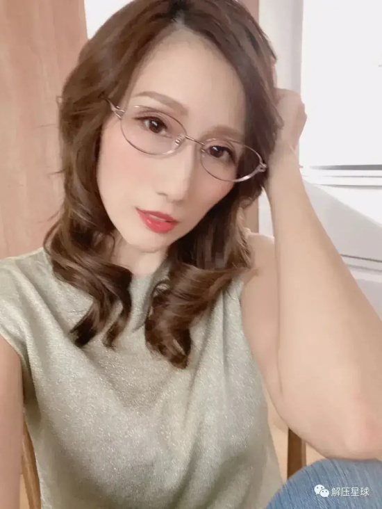 日本京香老师Julia高清美图合集，轻熟女路线的王者！