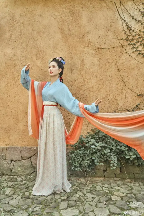 李若彤的宋朝仕女仿妆古风写真，美艳动人完全不像56岁！