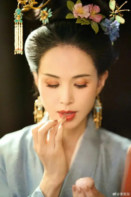 李若彤的宋朝仕女仿妆古风写真，美艳动人完全不像56岁！