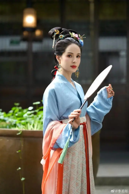李若彤的宋朝仕女仿妆古风写真，美艳动人完全不像56岁！
