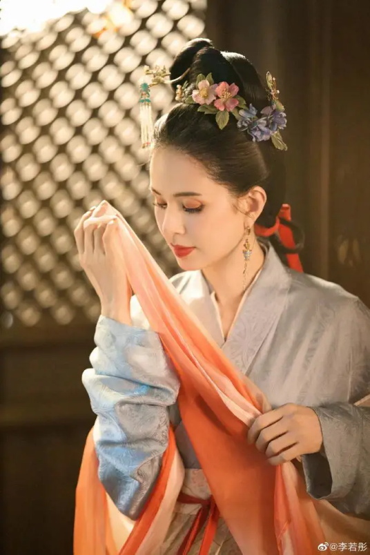 李若彤的宋朝仕女仿妆古风写真，美艳动人完全不像56岁！
