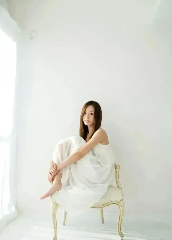 灰毛衣女神铃原爱蜜莉日常美照，像流星般转瞬即逝的美丽！