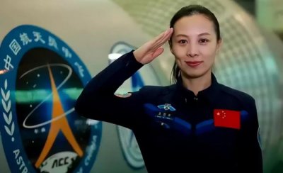 ​中国首位太空漫步女宇航员王亚平，颜值履历双在线42岁有大校军衔