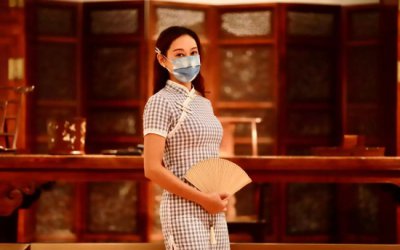 ​香港女星杨卓娜参观故宫，旗袍配运动鞋尽显完美身材