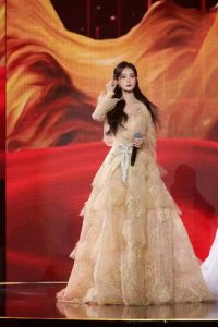​李一桐晚会现场写真照（李一桐高清自拍美图合集）