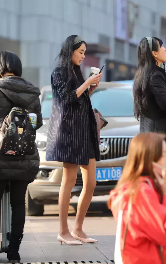 时尚高跟鞋美女街拍图片（简约系小姐姐街拍美图大全）