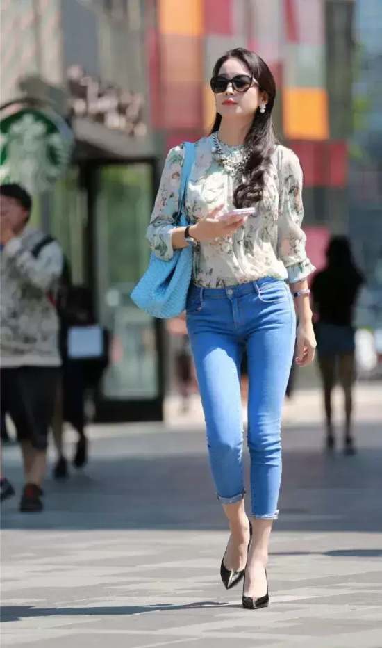 时尚高跟鞋美女街拍图片（简约系小姐姐街拍美图大全）