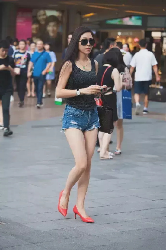时尚高跟鞋美女街拍图片（简约系小姐姐街拍美图大全）
