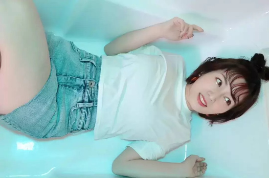 奥田咲，外表软萌，曲线夸张