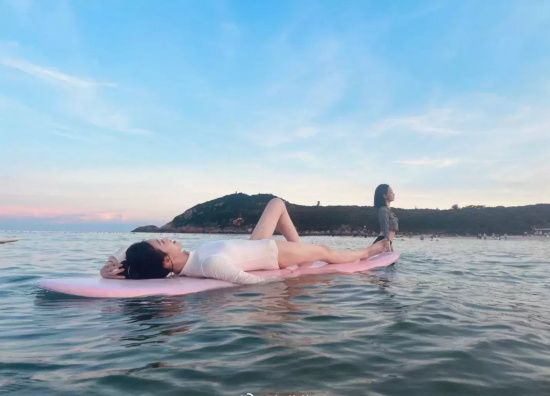 张琳苑海边沙滩写真，白色泳衣尽显绝好身材