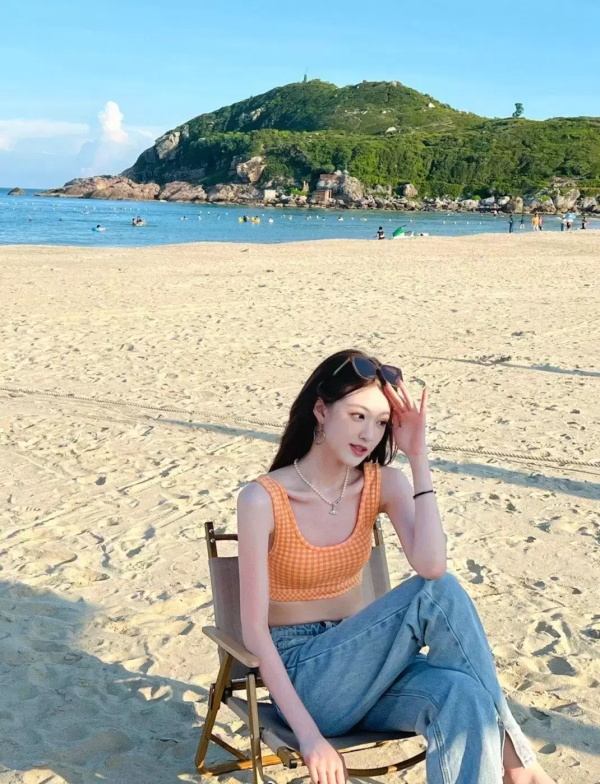 张琳苑海边沙滩写真，白色泳衣尽显绝好身材