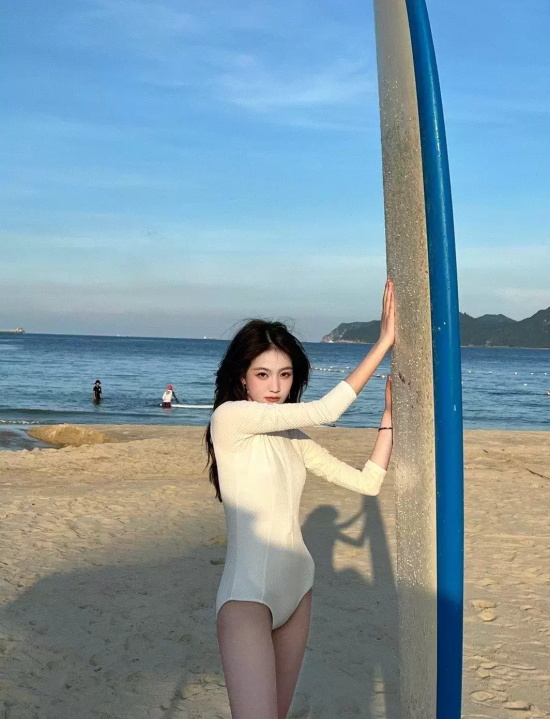 张琳苑海边沙滩写真，白色泳衣尽显绝好身材