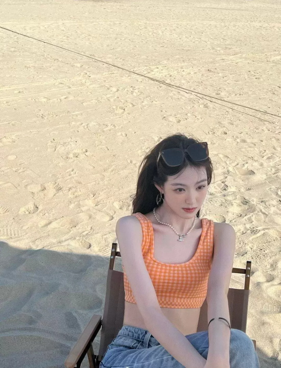 张琳苑海边沙滩写真，白色泳衣尽显绝好身材