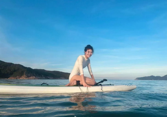 张琳苑海边沙滩写真，白色泳衣尽显绝好身材