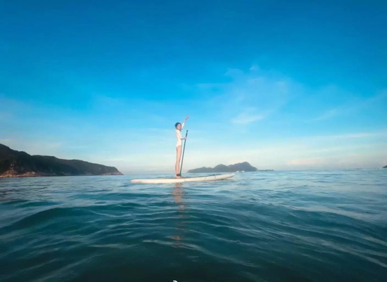 张琳苑海边沙滩写真，白色泳衣尽显绝好身材