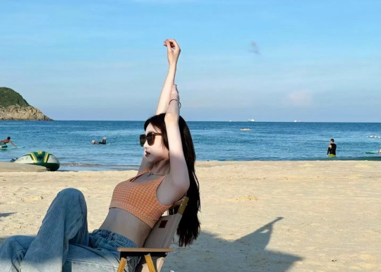 张琳苑海边沙滩写真，白色泳衣尽显绝好身材