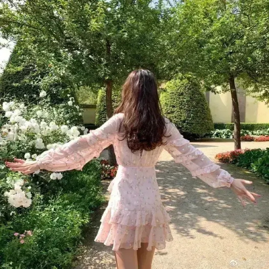 张子萱：薄纱粉裙漫步花丛甜美迷人高清写真
