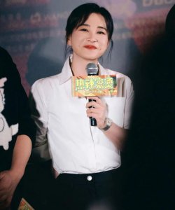 ​贾玲成为奢牌新宠，路演万元穿搭随心换，佩戴妈妈遗物令人动容