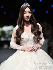 ​柳岩要结婚了吗 柳岩性感婚纱照曝光