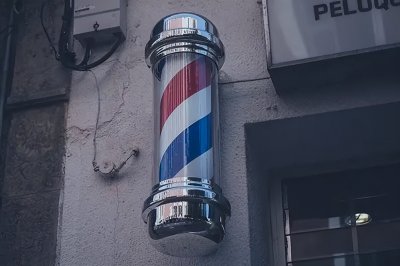 ​理发店门口的三色柱是干嘛用的  ，怎么来的？